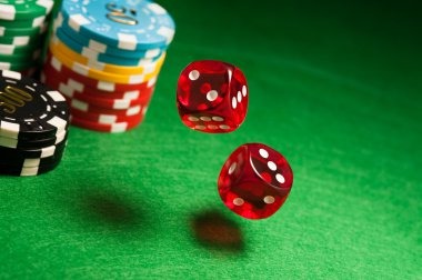 Gaple Online gameplay showing domino placement and player scores